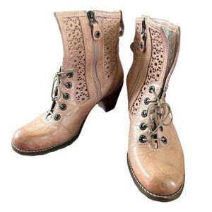 Dromedaris | Women’s pink perforated leather lace up Fibi ankle booties, size 8